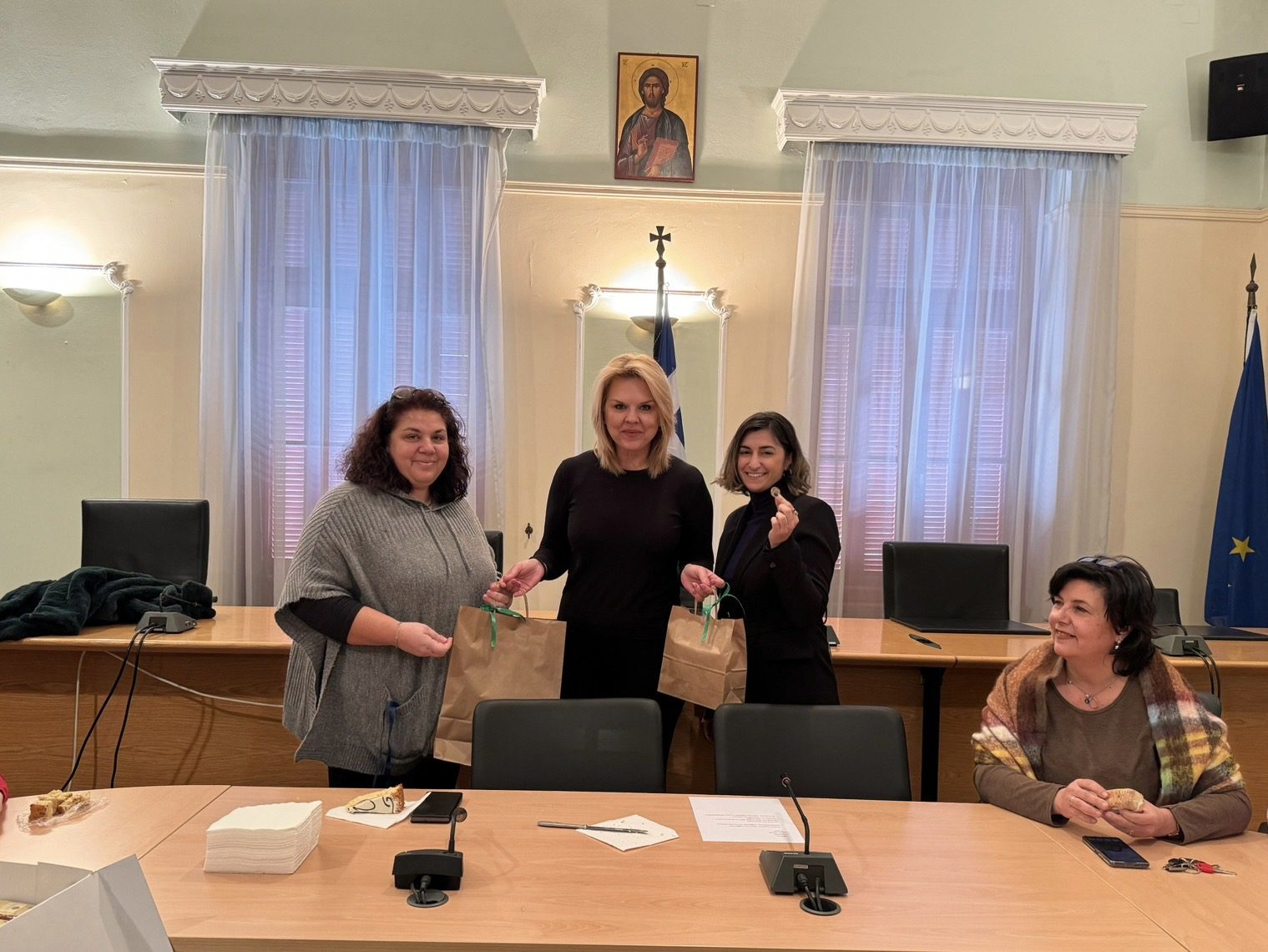 Εύβοια: Δύο γυναίκες κέρδισαν φλουρί στο Δήμο Χαλκιδέων – Τα δώρα της δημάρχου