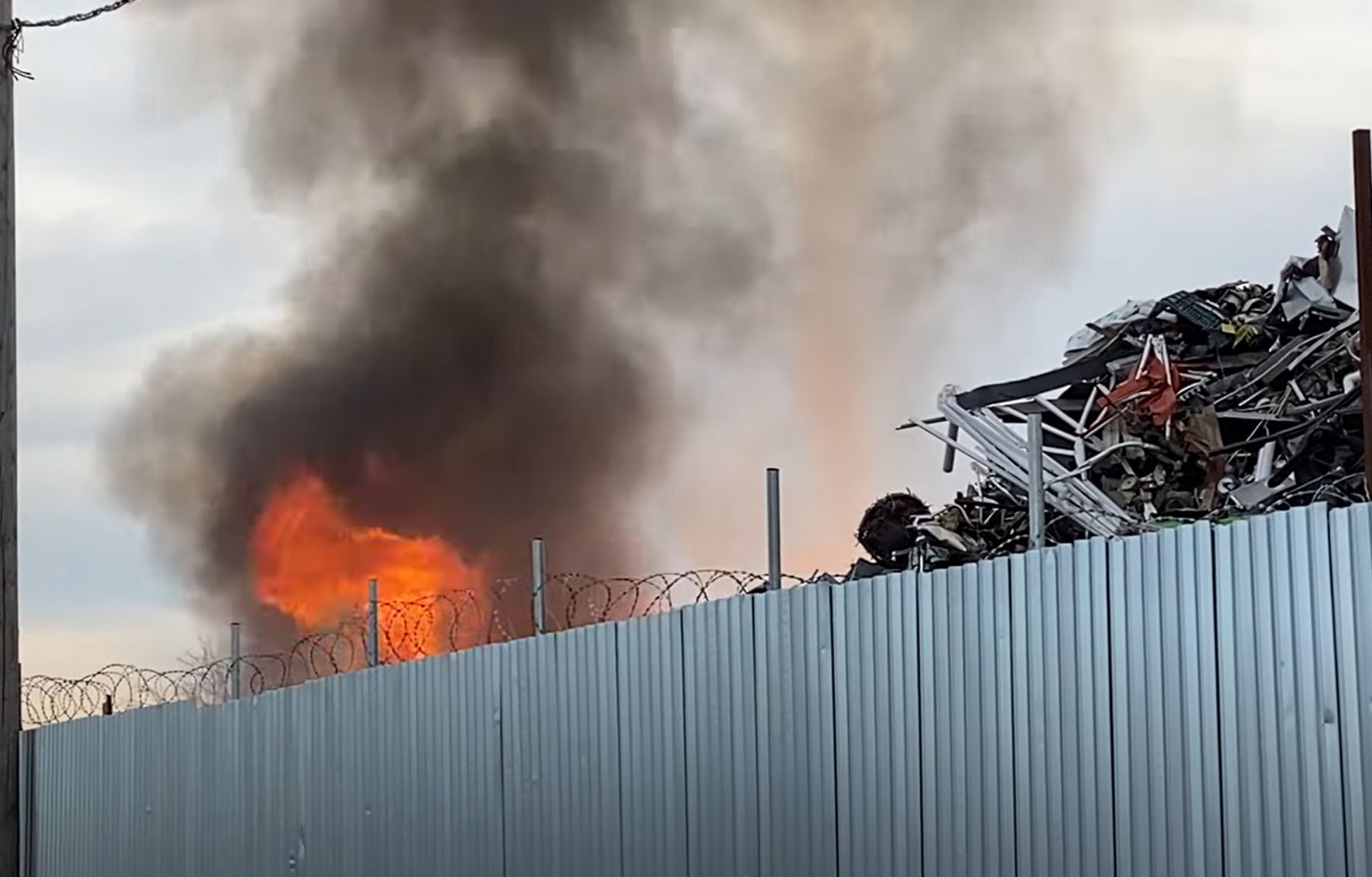 Φωτιά και εκρήξεις σε μάντρα στα Διαβατά – Έκλεισε δρόμος (videos)