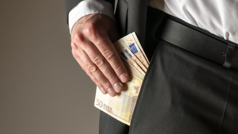 Εύβοια – Δωροδοκία: Δέσμευσαν τους λογαριασμούς του επίορκου υπάλληλου