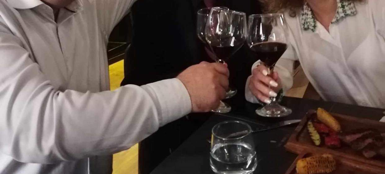 Δήμαρχος δοκίμασε τα μοναδικά κρασιά της Εύβοιας σε οινική βραδιά