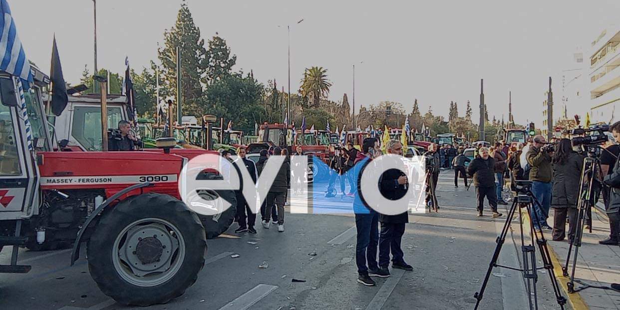 Αγρότες: Τι ώρα θα φύγουν για την Εύβοια – Τρακτέρ «μπλόκαραν» την Αθήνα