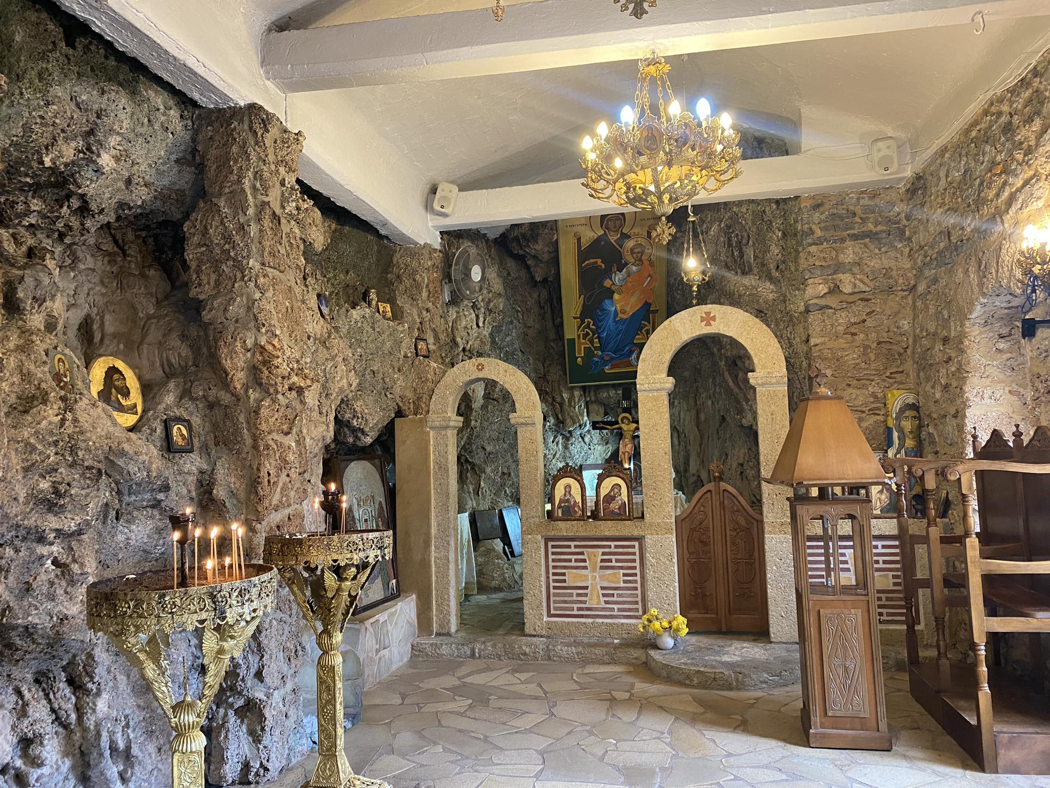 Εύβοια: Το εκκλησάκι μέσα στον βράχο και το μαγικό τοπίο