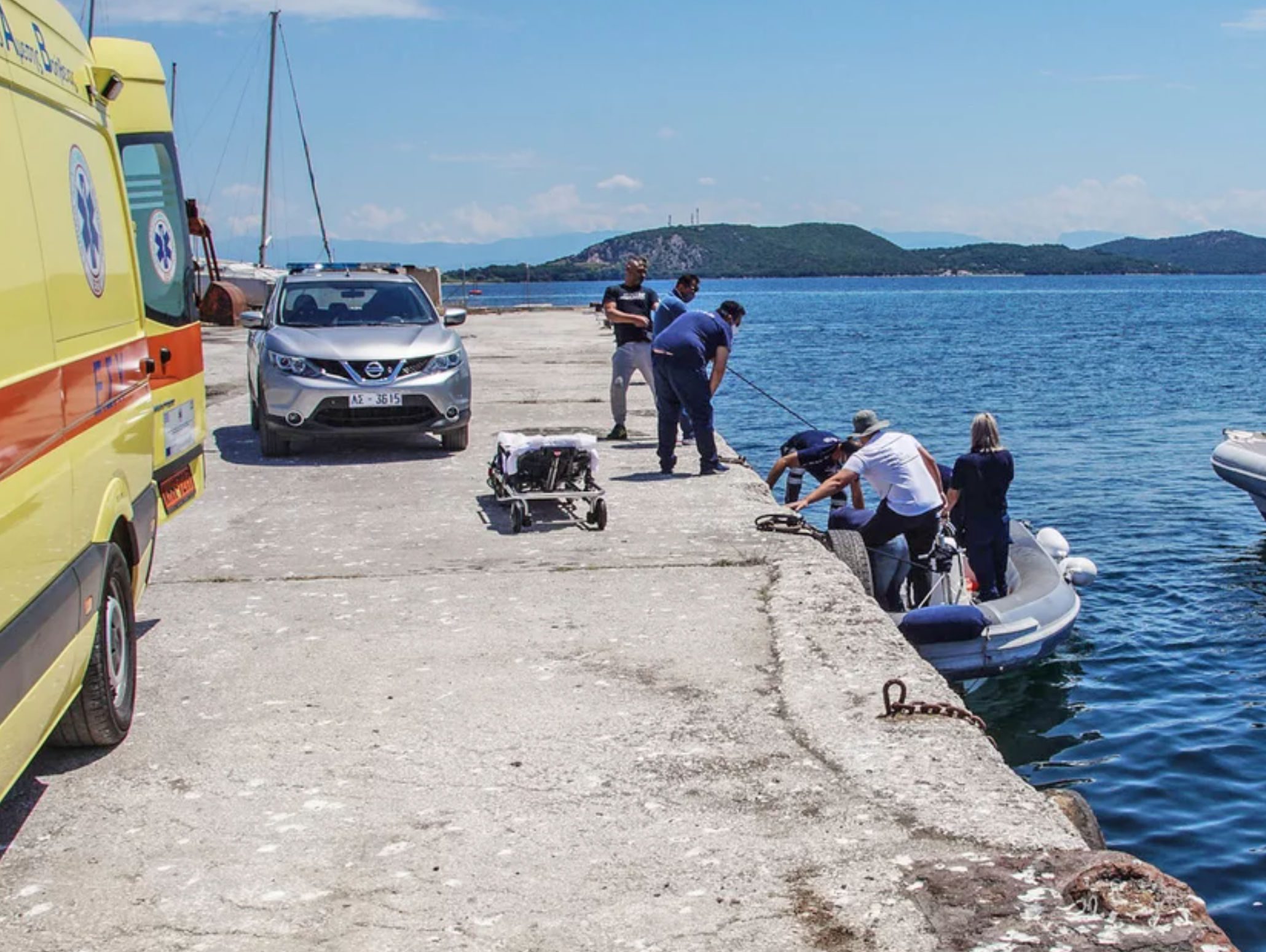 Αυτοκίνητο έπεσε σε λιμάνι: Ανασύρθηκε ο οδηγός χωρίς τις αισθήσεις του