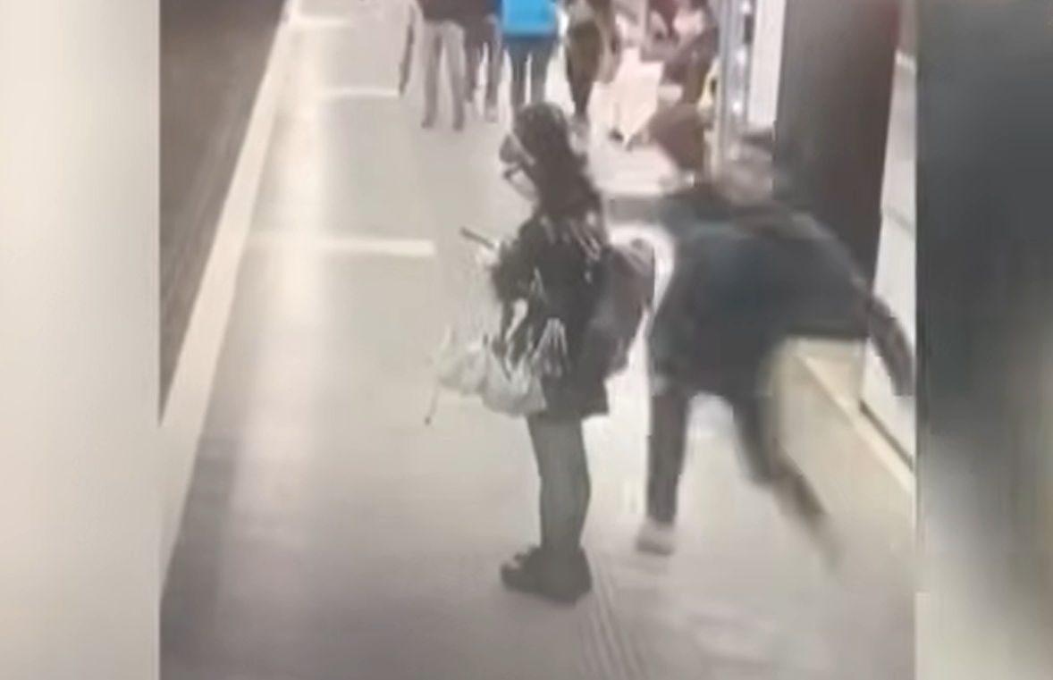Βίντεο -σοκ: Άνδρας επιτέθηκε σε γυναίκες σε σταθμό του μετρό – Με γροθιά έριξε κοπέλα στο έδαφος