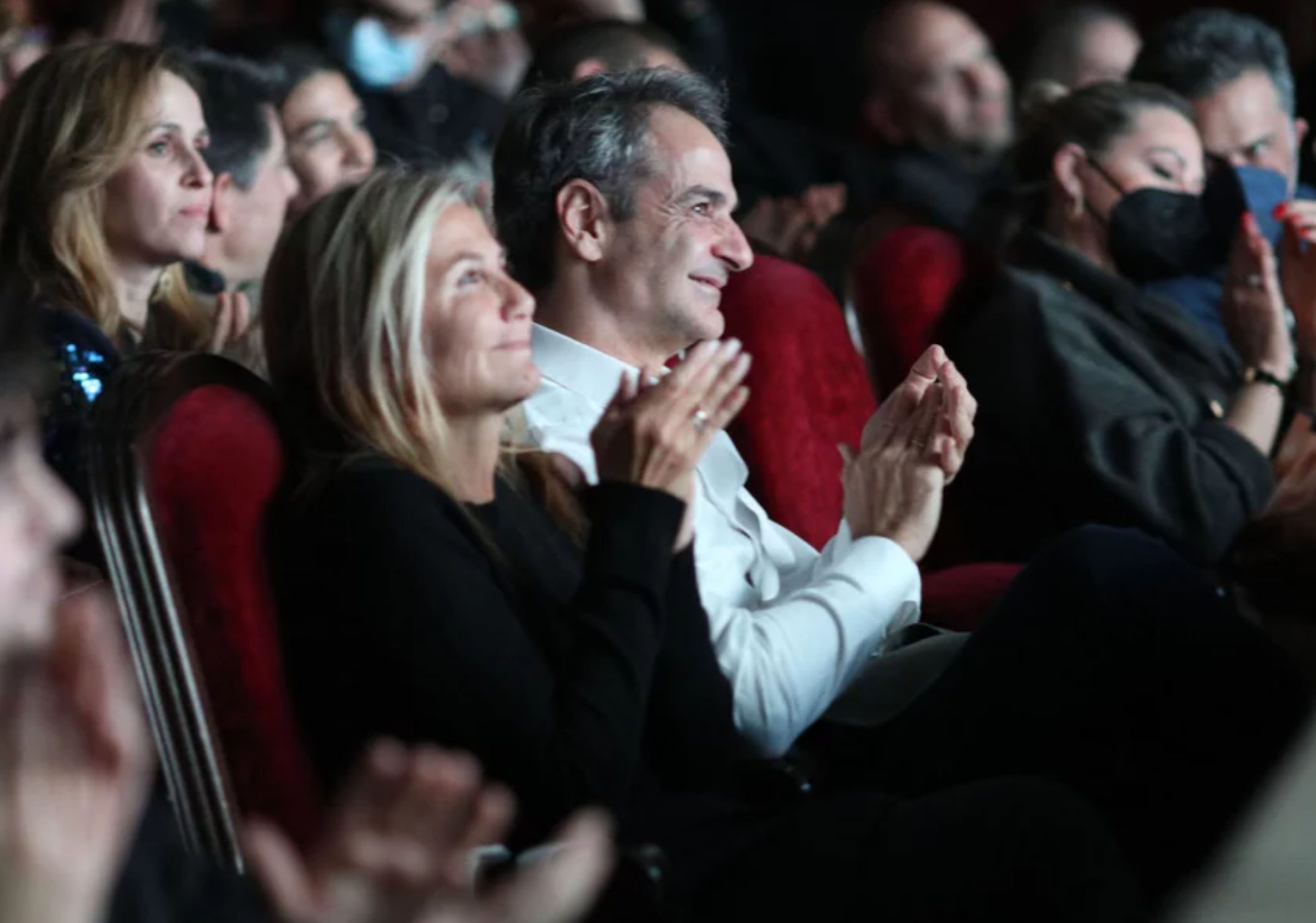 Στο Δημοτικό Θέατρο Πειραιά Κυριάκος και Μαρέβα Μητσοτάκη – Παρακολούθησαν τις «Τρεις Ψηλές Γυναίκες»