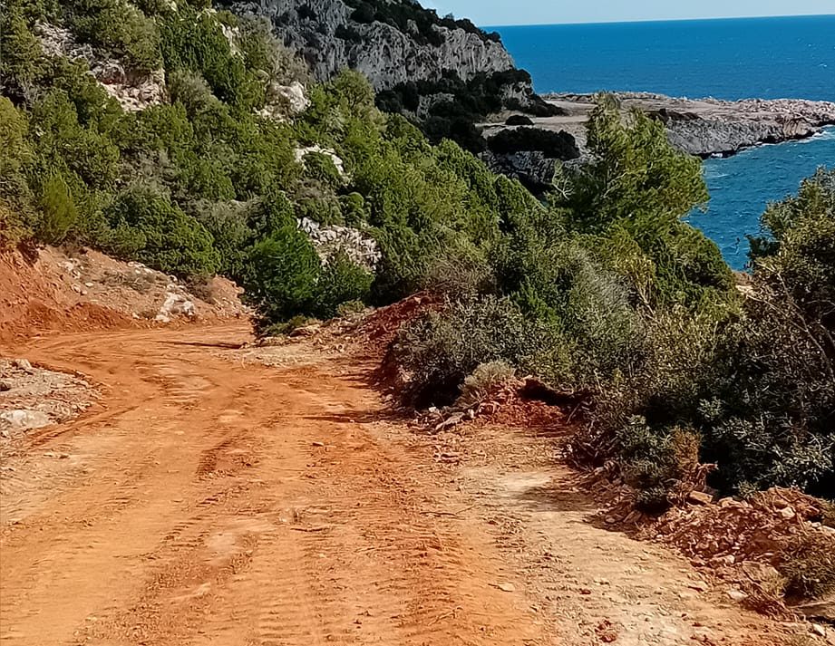 Εύβοια: Έφτιαξαν δρόμο για χειμερινούς κολυμβητές και….«παράνομα» ερωτευμένους