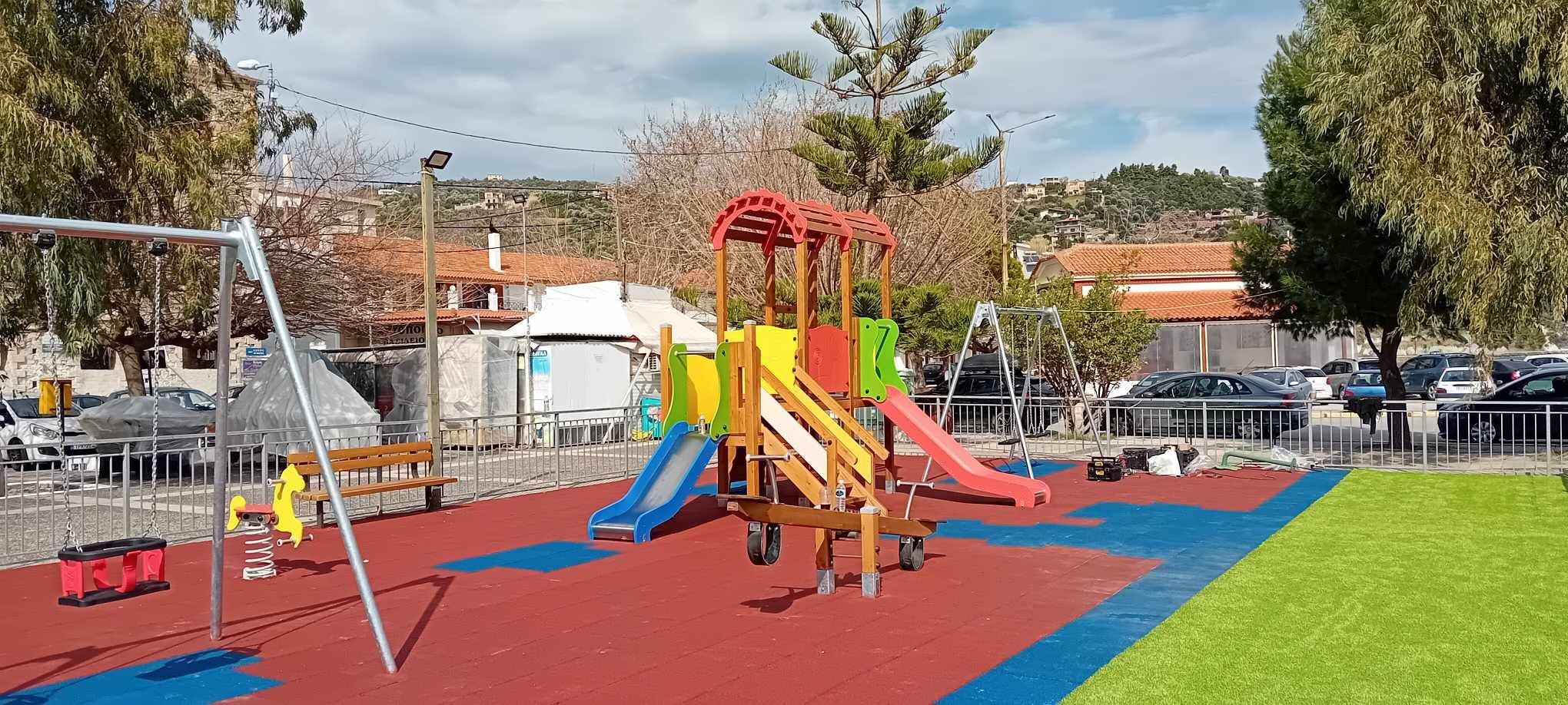 Εύβοια: Ο δήμαρχος παρέδωσε νέα παιδική χαρά στην παραλία της Κύμης (pics)