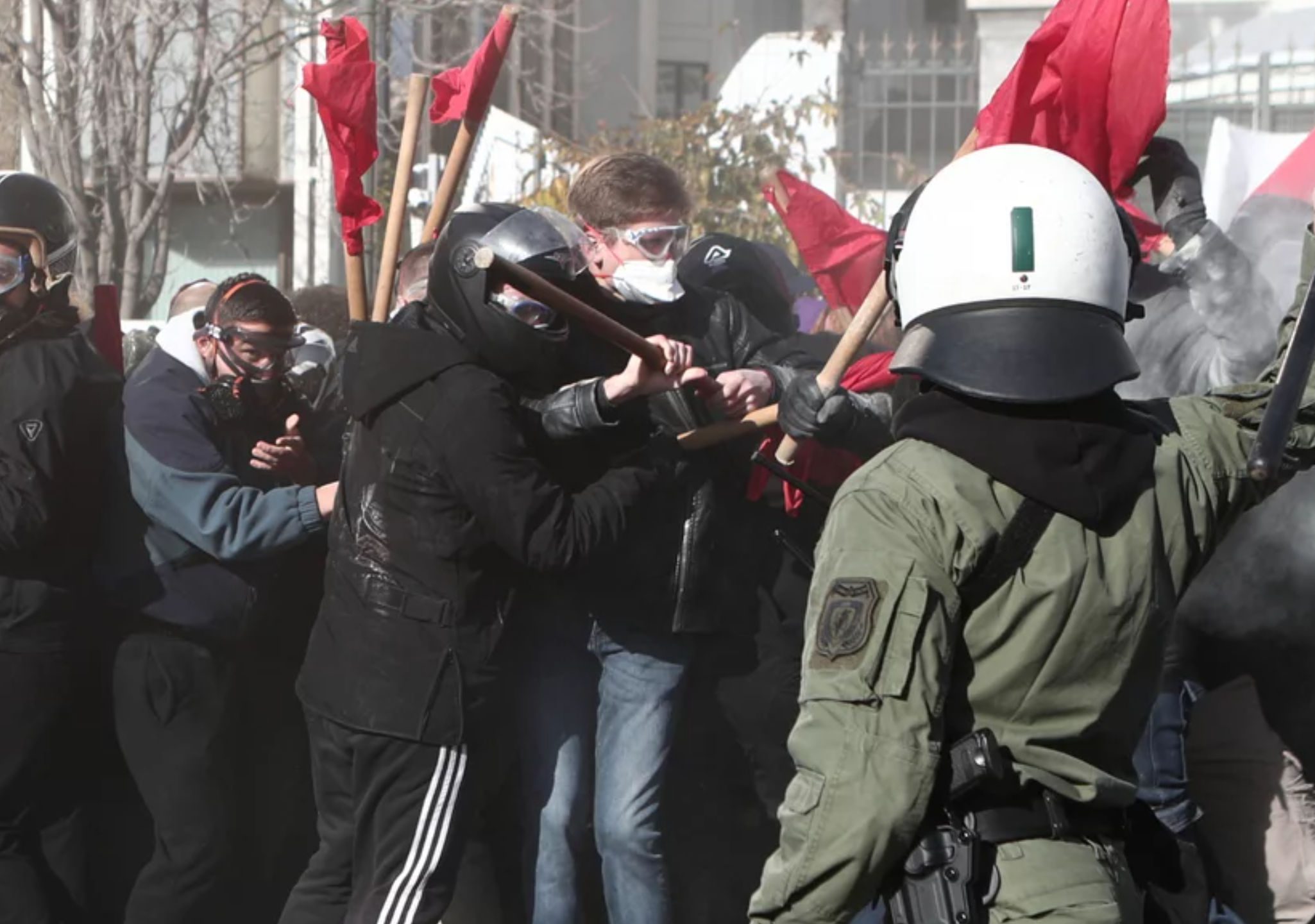 Πανεκπαιδευτικό συλλαλητήριο: Φοιτητές συγκρούστηκαν με τα ΜΑΤ στο Σύνταγμα – Πετροπόλεμος στο Πολυτεχνείο