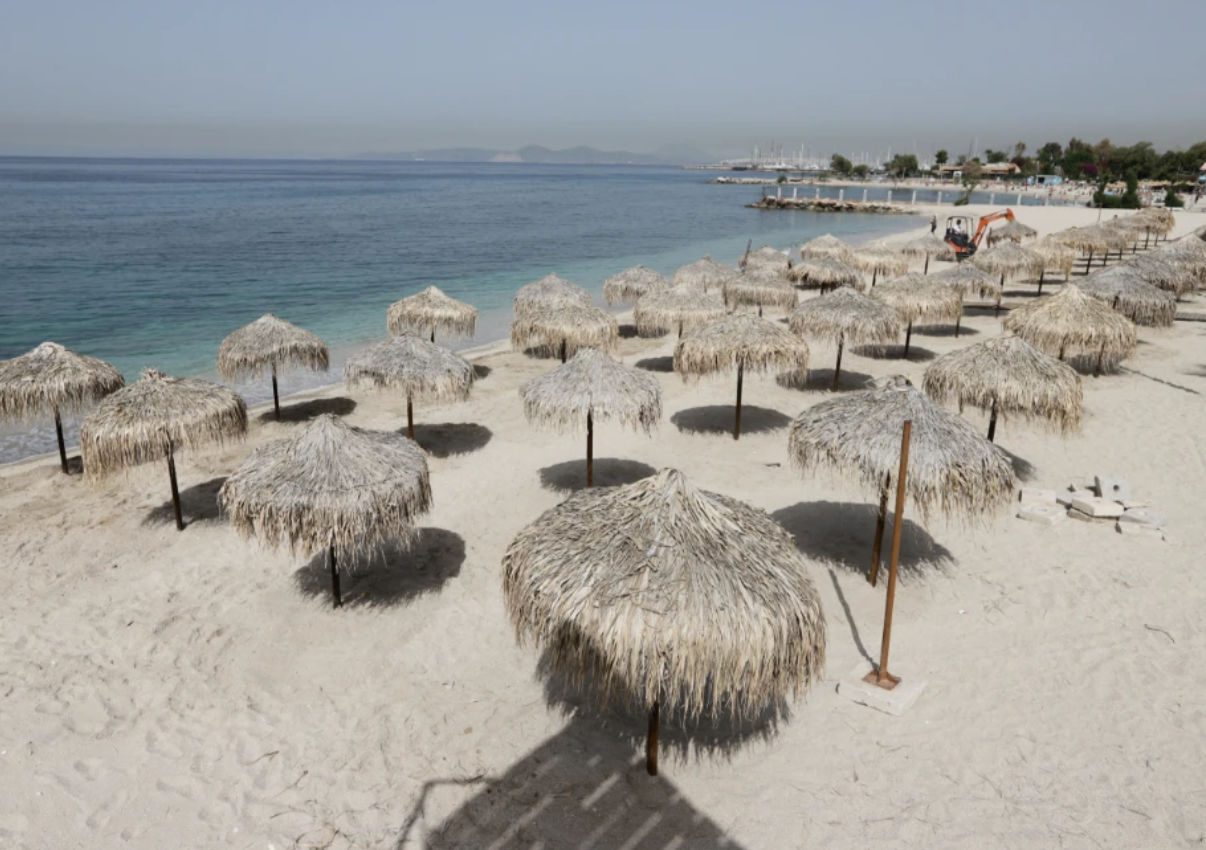 «Βροχή» τα πρόστιμα στις παραλίες της Εύβοιας – Τι θα γίνει με τις ομπρέλες και τις ξαπλώστρες