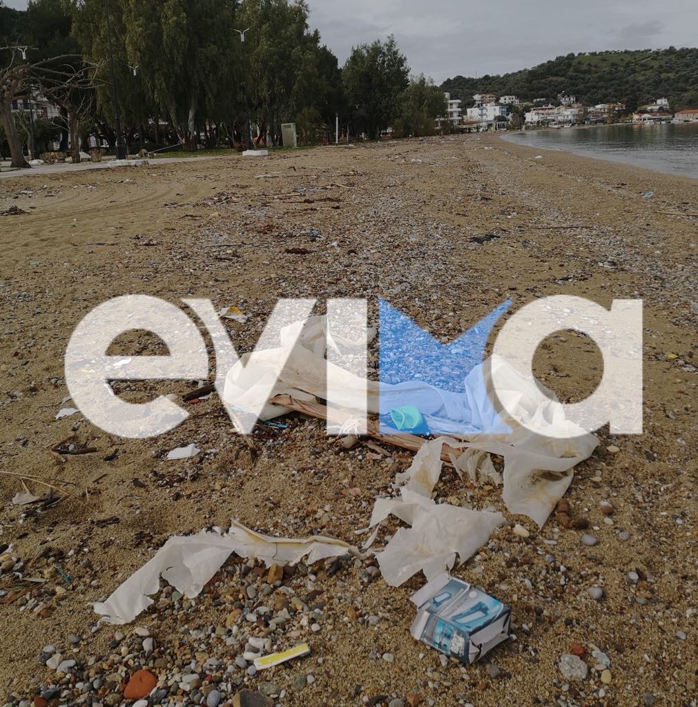 Εύβοια: Η κακοκαιρία γέμισε σκουπίδια τις παραλίες