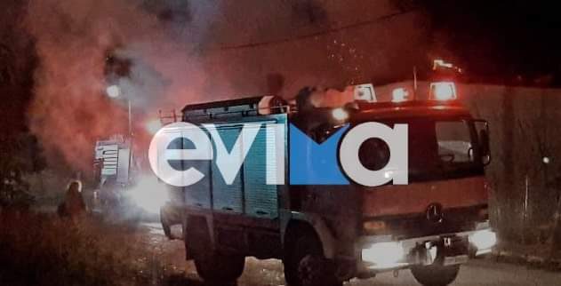Εύβοια: Φορτηγό άρπαξε φωτιά τη νύχτα στην Αυλίδα