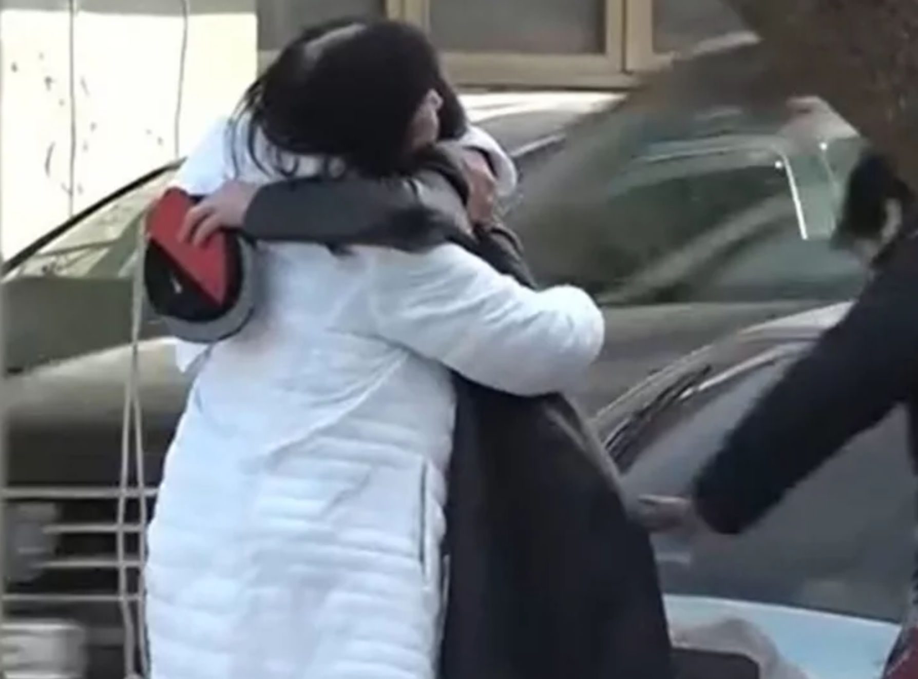 Εύβοια: Αγκαλιασμένες αποχαιρέτησαν τον Βαγγέλη Ρωχάμη οι κόρες του Μαρία και Ειρήνη (video)