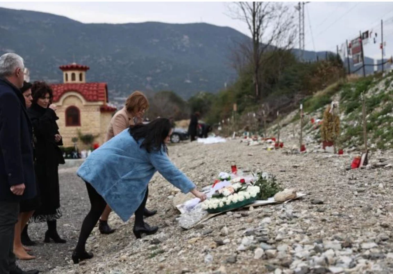 Τρισάγιο στο σημείο της τραγωδίας των Τεμπών ένα χρόνο μετά (video-pics)