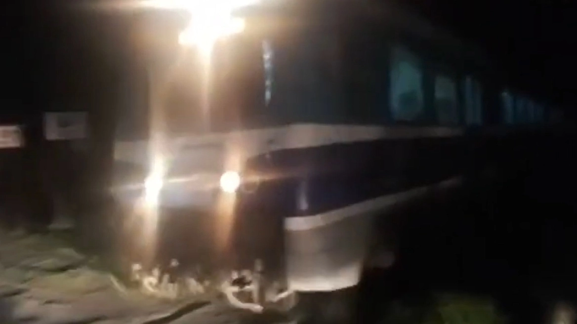 Απίστευτο: Τρένο πέρασε από φυλασσομένη διάβαση με ανεβασμένες μπάρες – Βίντεο