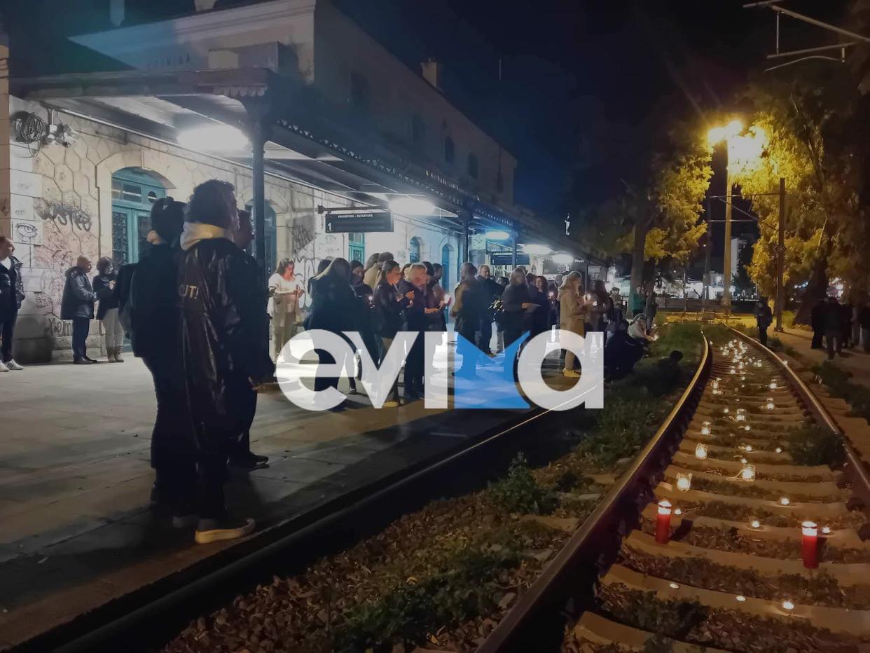 23.22: Όταν ο χρόνος σταμάτησε στον σταθμό τρένων της Χαλκίδας για τα 57 θύματα των Τεμπών