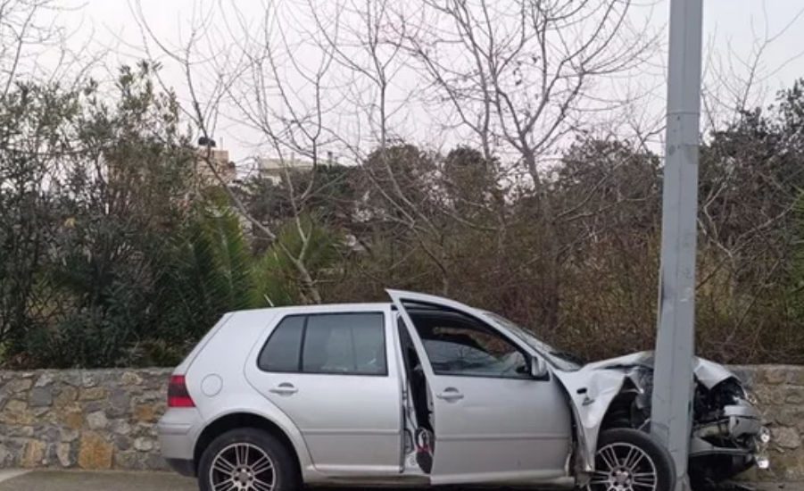 Τοχαίο-σοκ: Αυτοκίνητο καρφώθηκε σε κολώνα – Ένας τραυματίας (pics)