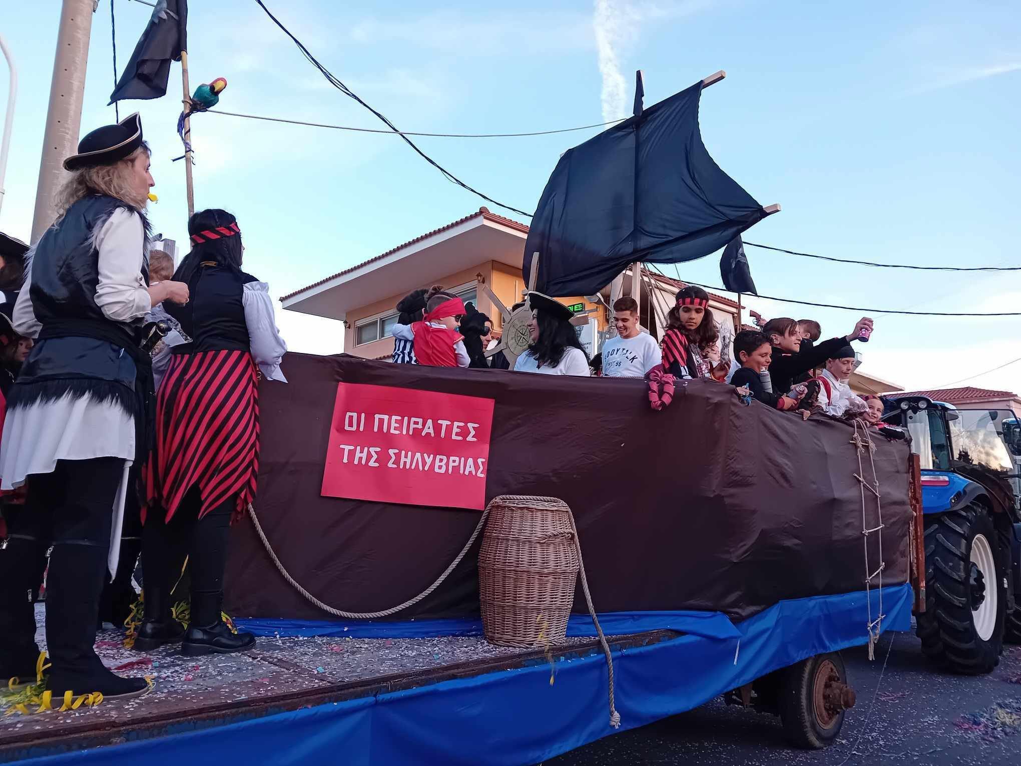 Εύβοια: Ξεφάντωσαν οι πειρατές της Σηλυβρίας στο Καρναβάλι του Αυλωναρίου (εικόνες)