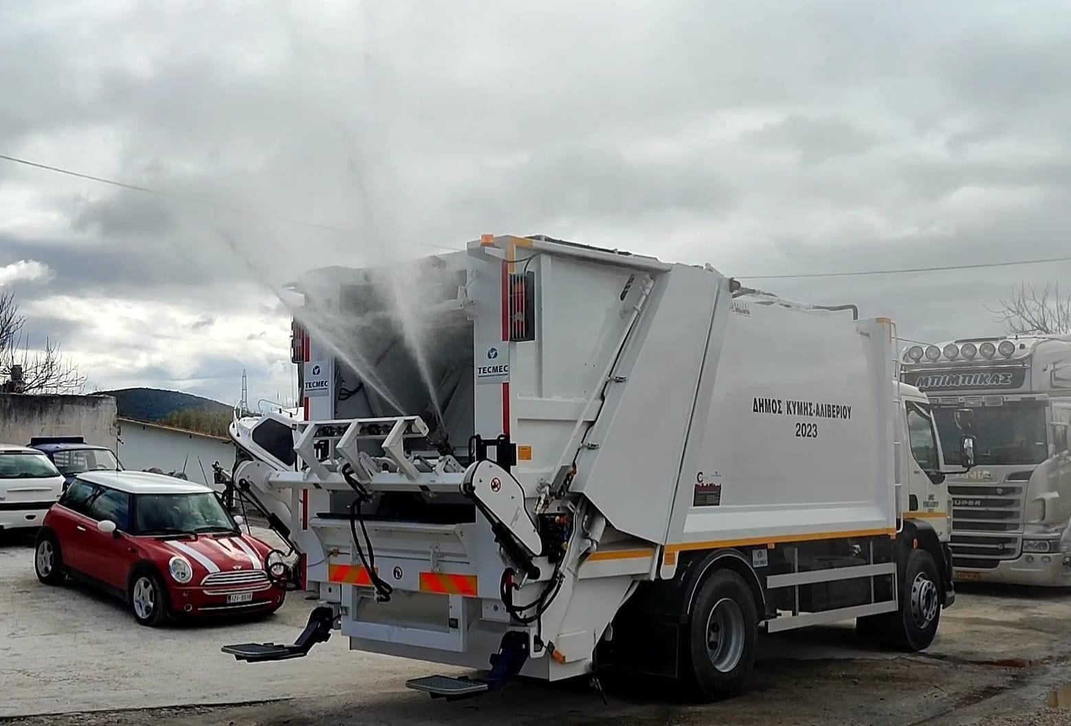 Εύβοια: Αυτός ο Δήμος απέκτησε υπερσύγχρονο απορριμματοφόρο για να πλένει τους κάδους (εικόνες)