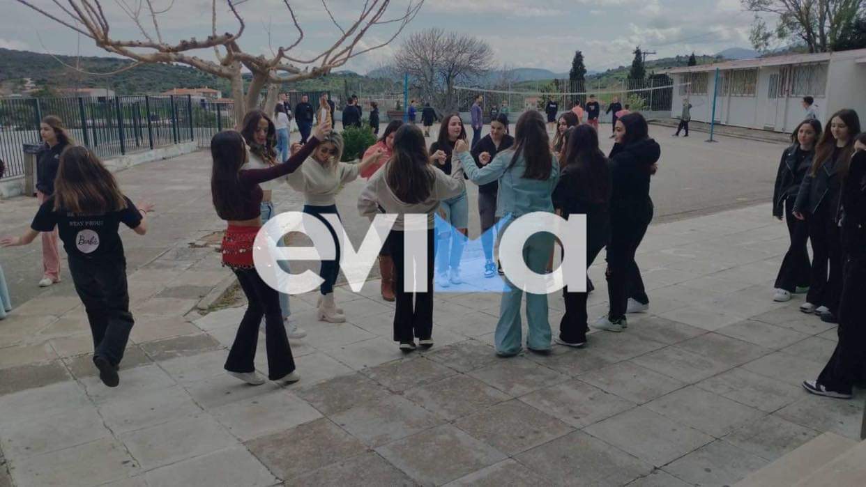 Εύβοια: Αποκριάτικο γλέντι στο Γυμνάσιο Κριεζών! Χοροί μέχρι και στο… προαύλιο (pics&vid)