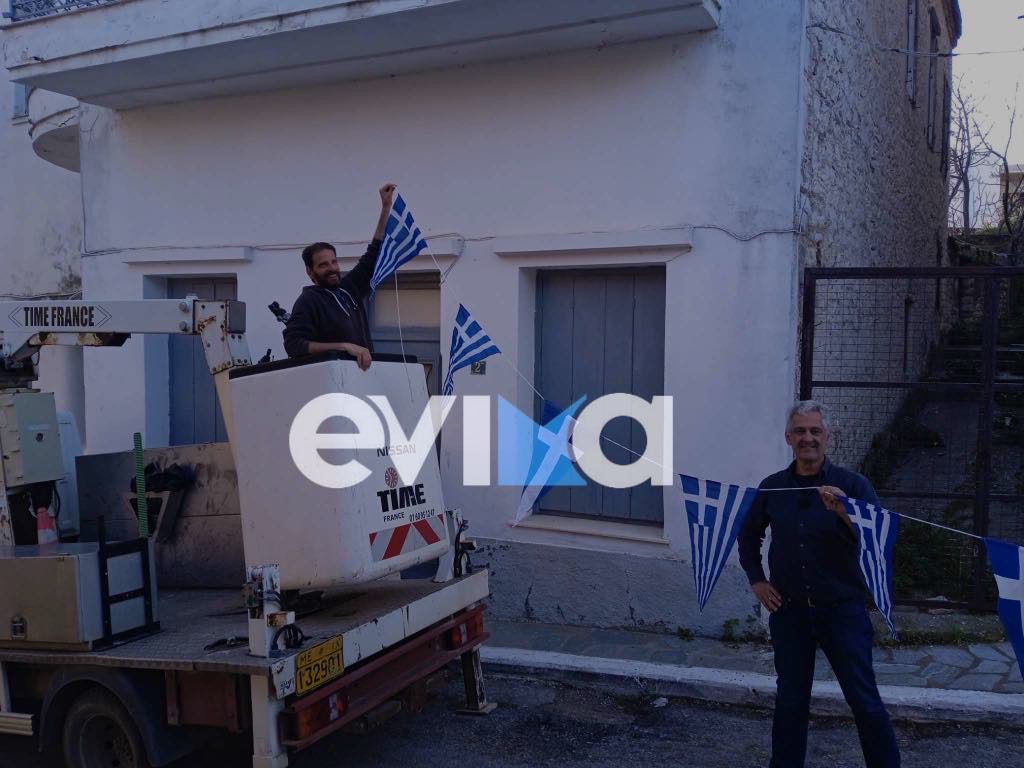 Εύβοια: Αντιδήμαρχος και πρόεδρος σημαιοστόλισαν το Αλιβέρι για την 25η Μαρτίου (εικόνες)