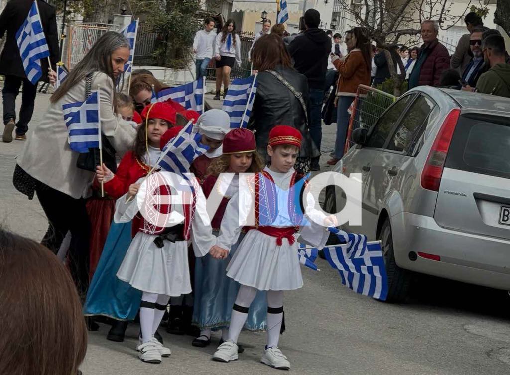 Εύβοια-25η Μαρτίου: Συγκίνησε η παρέλαση των μικρών μαθητών στο Αυλωνάρι