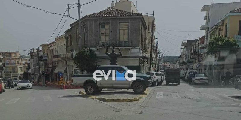 «Ό, τι να ναι» στην Εύβοια: Πάρκαρε το αγροτικό πάνω σε μνημείο