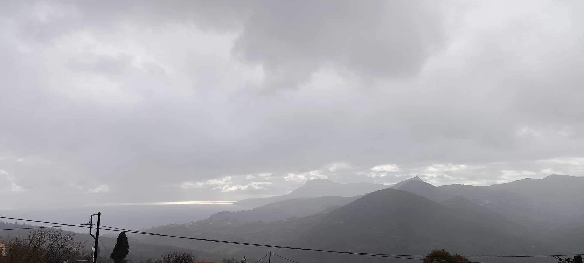Καιρός: Συννεφιά και τοπικές βροχές σήμερα στα ορεινά της Εύβοιας