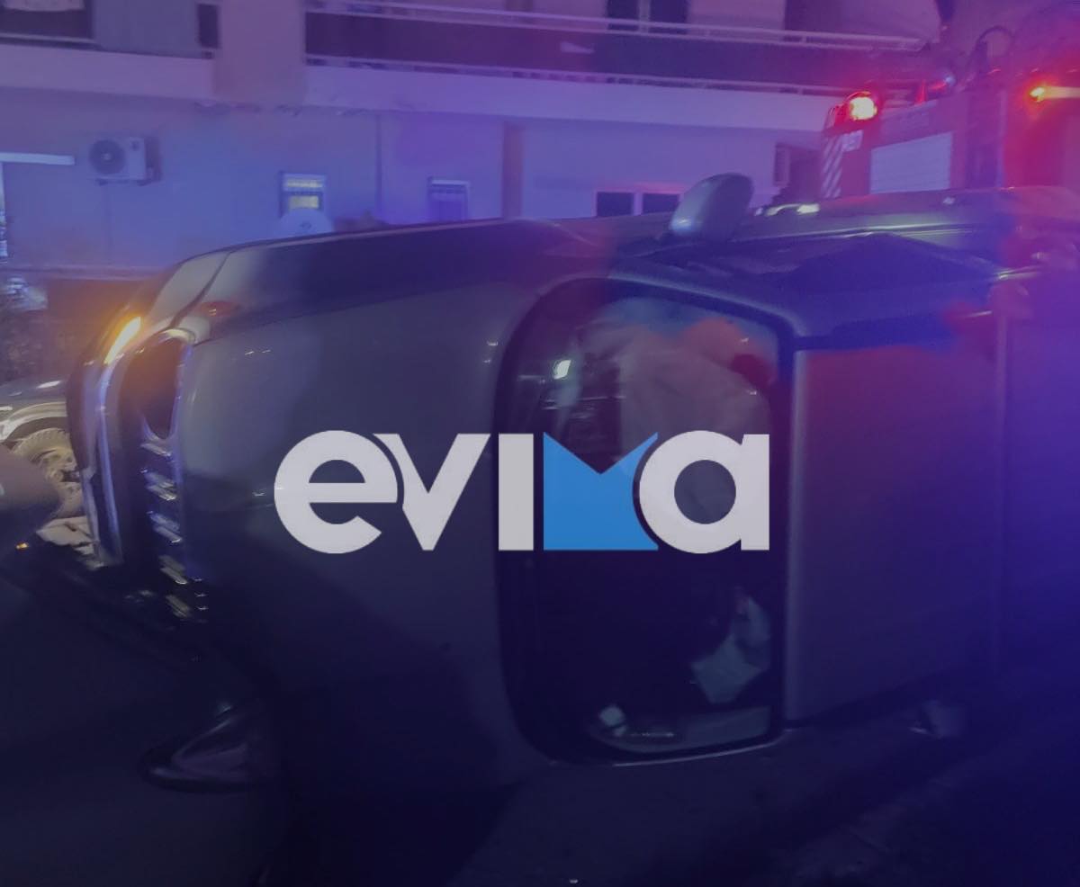 Aκόμα ένα τροχαίο στην Εύβοια: Aμάξι κοπάνησε σε σταθμευμένα ΙΧ και ντελαπάρισε