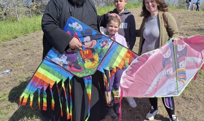 Ιερέας «πέταξε» χαρταετό στην Εύβοια και έγινε viral