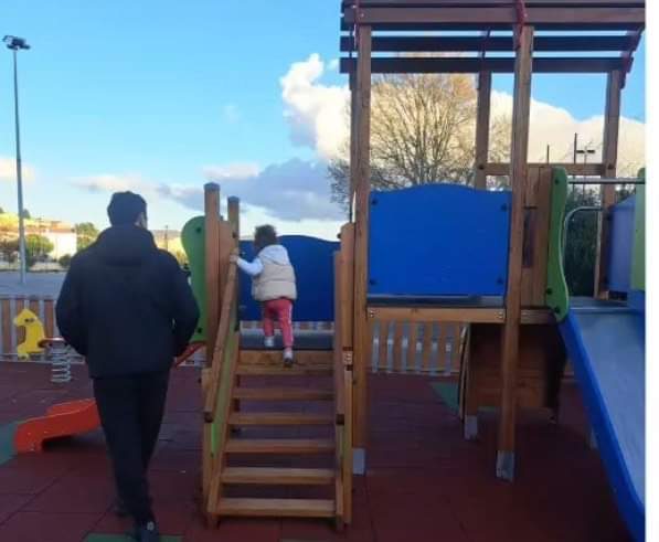 Εύβοια: Παιδική χαρά και στο Αλιβέρι έκανε ο δήμαρχος – Την εγκαινίασε με την κόρη του (εικόνες)