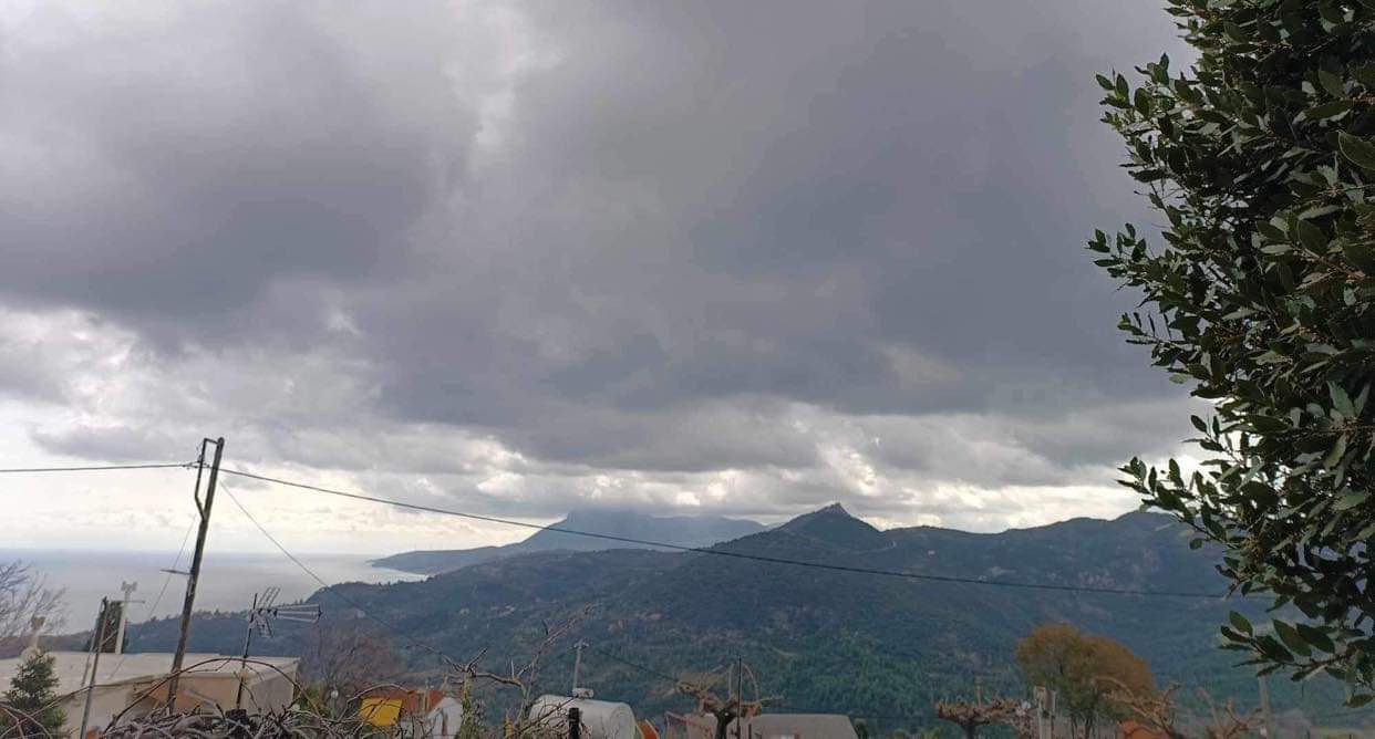 Καιρός: Συννεφιά και τοπικές βροχές σε Εύβοια και Σκύρο