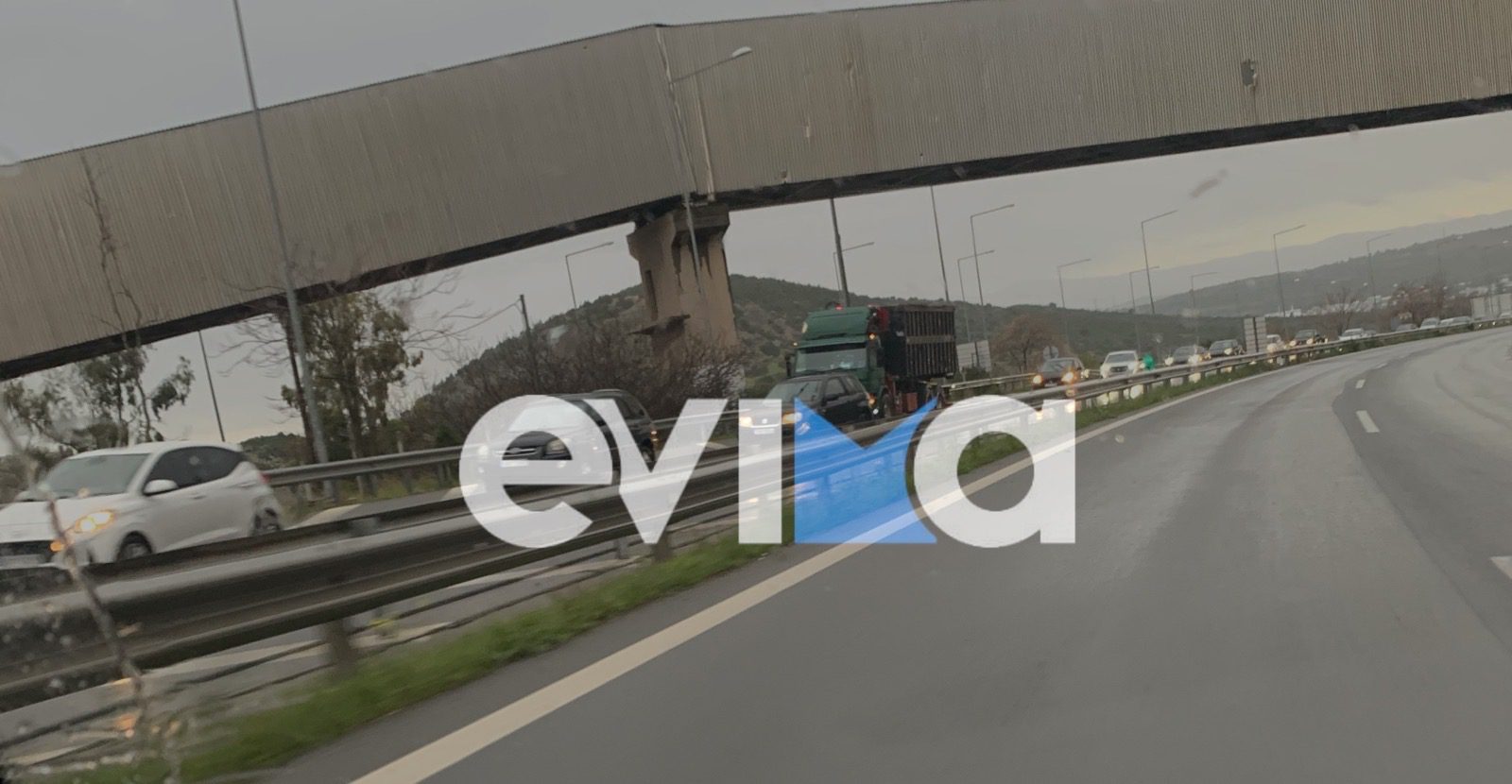 Εύβοια – κίνηση: Χάος στους δρόμους – Καθυστερήσεις στην υψηλή γέφυρα