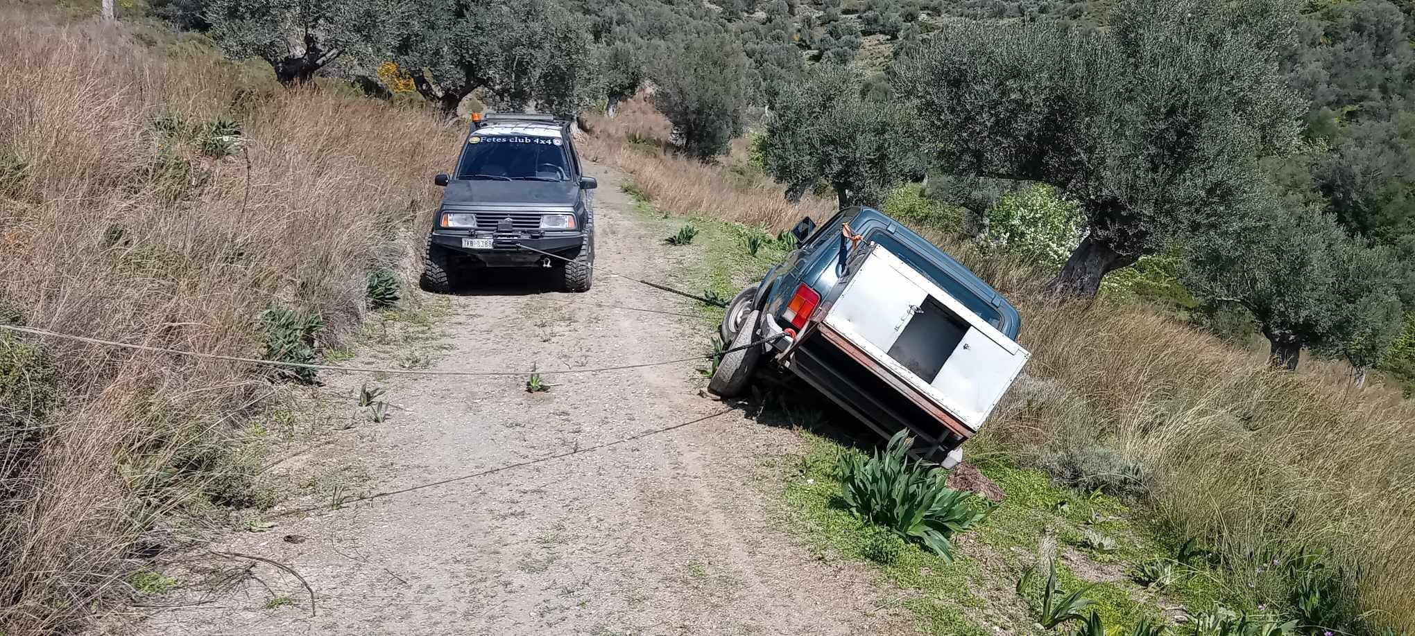 Τροχαίο στην Εύβοια: Εγκλωβίστηκε 4χ4 σε αγροτικό δρόμο (εικόνες)