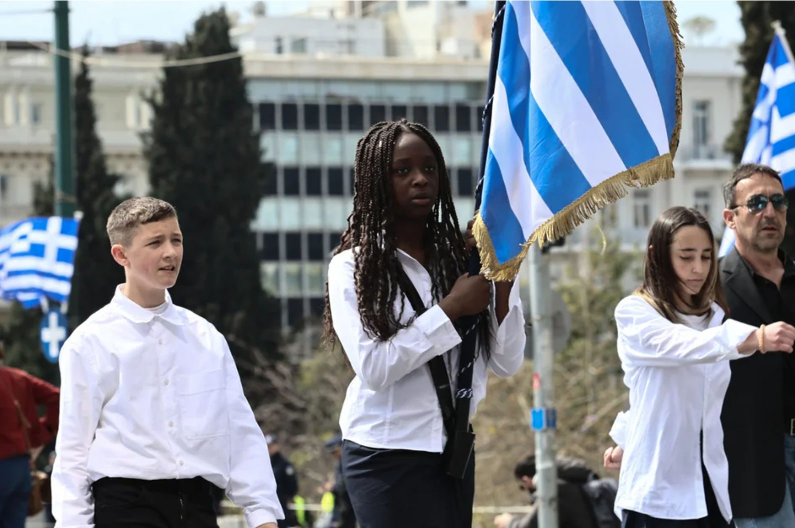 25η Μαρτίου: Πλήθος κόσμου παρακολούθησε την μαθητική παρέλαση στην Αθήνα – Συμμετείχαν 230 σχολεία (pics – videos)