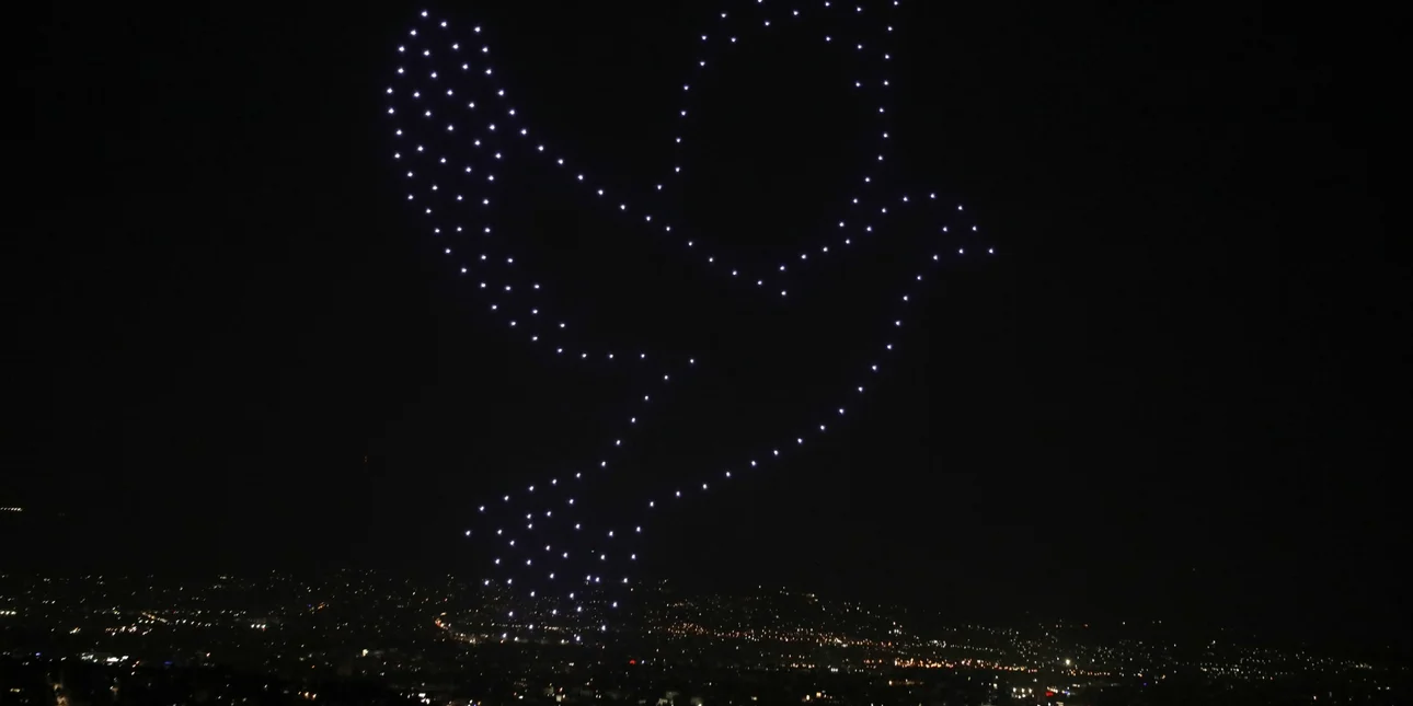 25η Μαρτίου: Η περιφέρεια Αττικής φώτισε τον Αθηναϊκό ουρανό -Drone σχημάτισε σύμβολα της επανάστασης, εντυπωσιακές φωτό