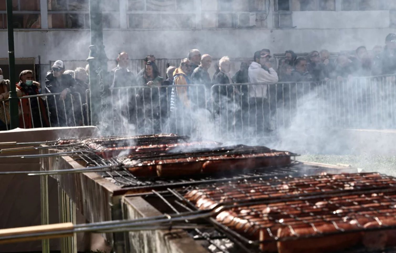 Πήραν «φωτιά» οι ψησταριές στη Βαρβάκειο λόγω Τσικνοπέμπτης: Κέφι, μουσική και ουρές για κέρασμα