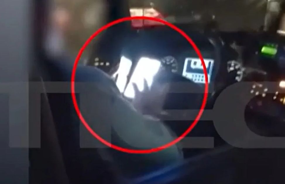 Βίντεο σοκ: Οδηγός λεωφορείου μιλά στο κινητό ενώ οδηγεί… χωρίς χέρια