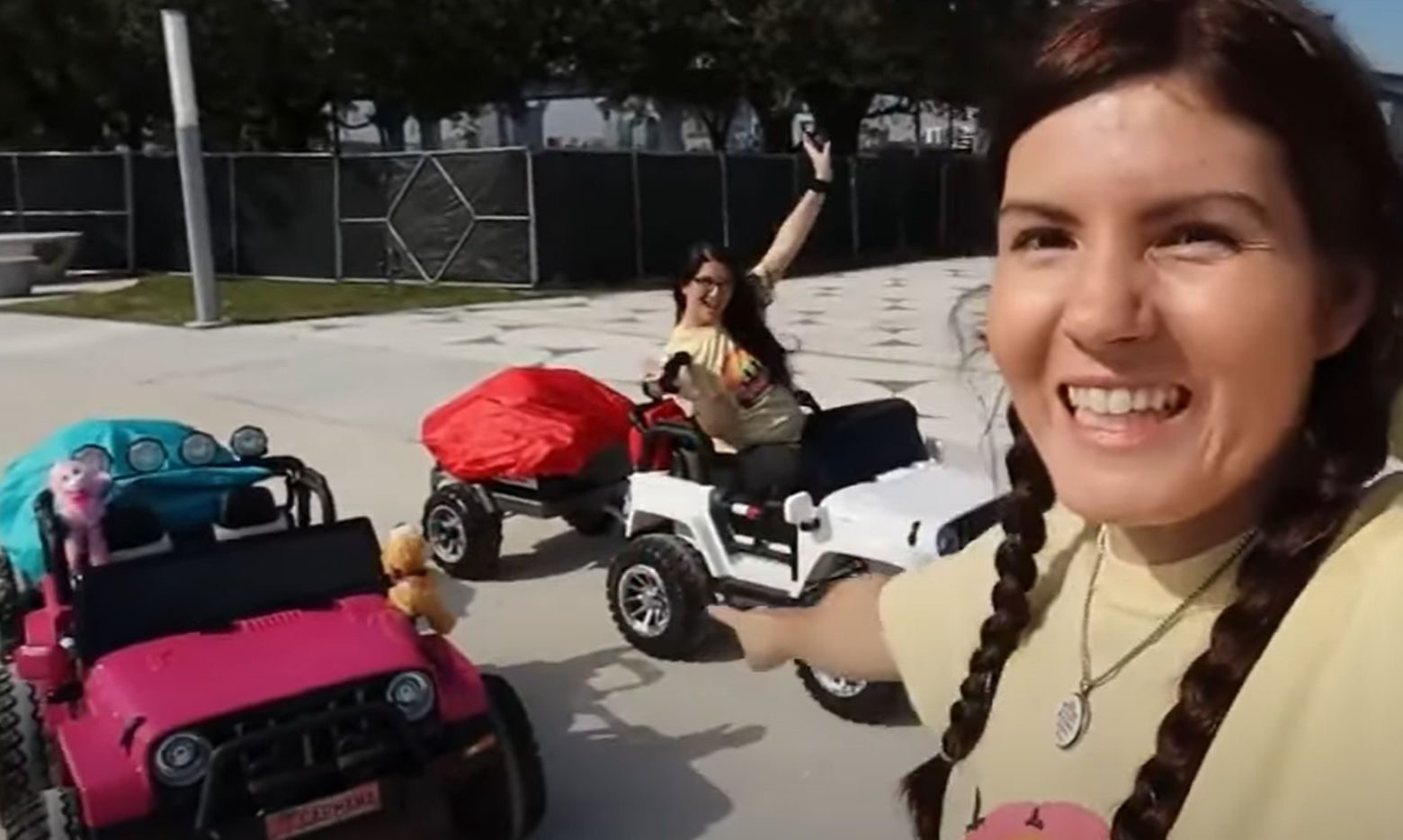 Δύο γυναίκες επιχειρούν να διανύσουν 804 χλμ. με παιδικά αυτοκινητάκια (video)