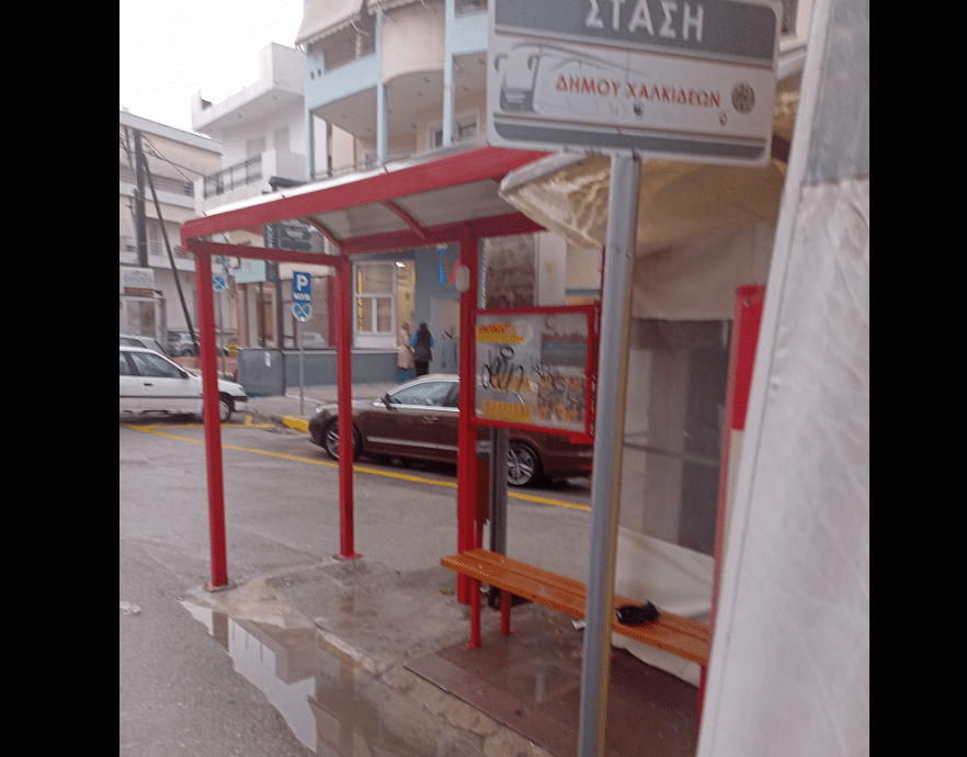 Εύβοια: Αγανάκτηση δημοτών για τη «θαλάσσια στάση λεωφορείου» στη Χαλκίδα