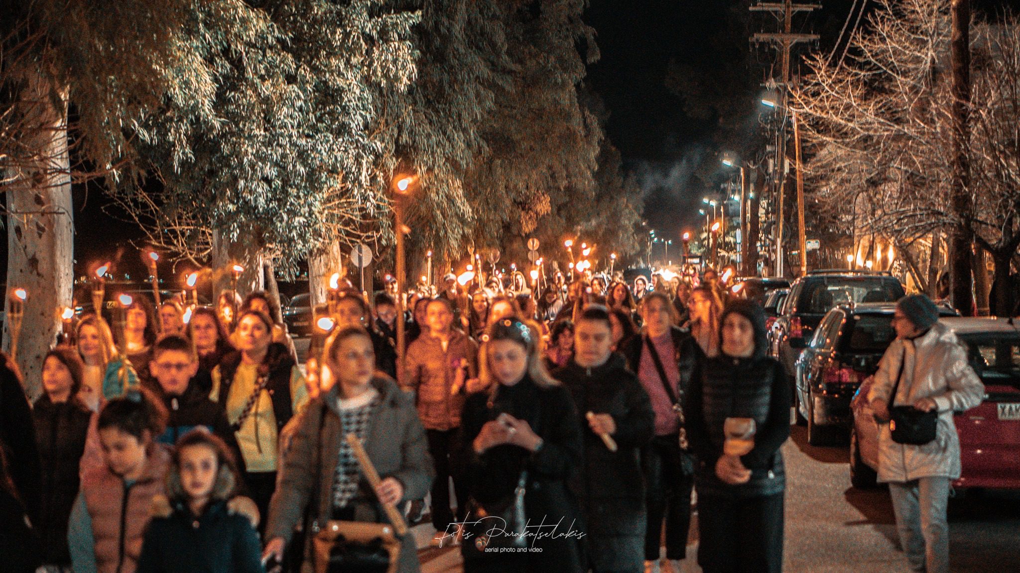 «Πλημμύρισε» με αναμμένες δάδες κεντρικός δρόμος της Εύβοιας