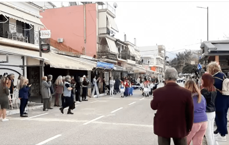 Εύβοια-25η Μαρτίου: Θαυμασμός για την μαθητική παρέλαση στους Ωρεούς