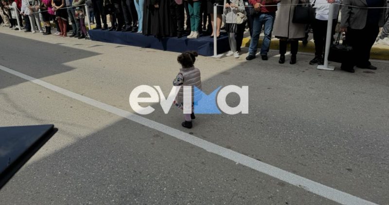 Eύβοια: Viral η μικρούλα που παρήλασε ολομόναχη στο Αλιβέρι