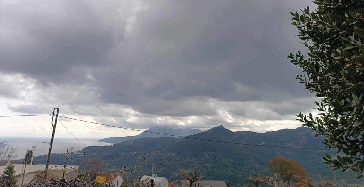 Καιρός: Συννεφιά με πιθανότητα βροχής σήμερα σε Εύβοια και Σκύρο