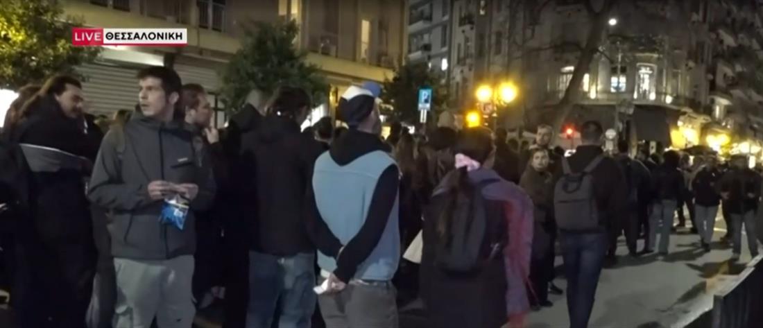 Ντοκιμαντέρ «Αδέσποτα κορμιά» – Θεσσαλονίκη : Αστυνομικοί απώθησαν διαδηλωτές έξω από το “Ολύμπιον” (βίντεο)