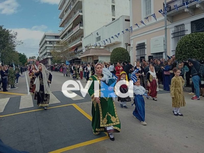 Ρίγη συγκίνησης στην Eύβοια: Μητέρα κάνει παρέλαση αγκαλιά με το παιδί της