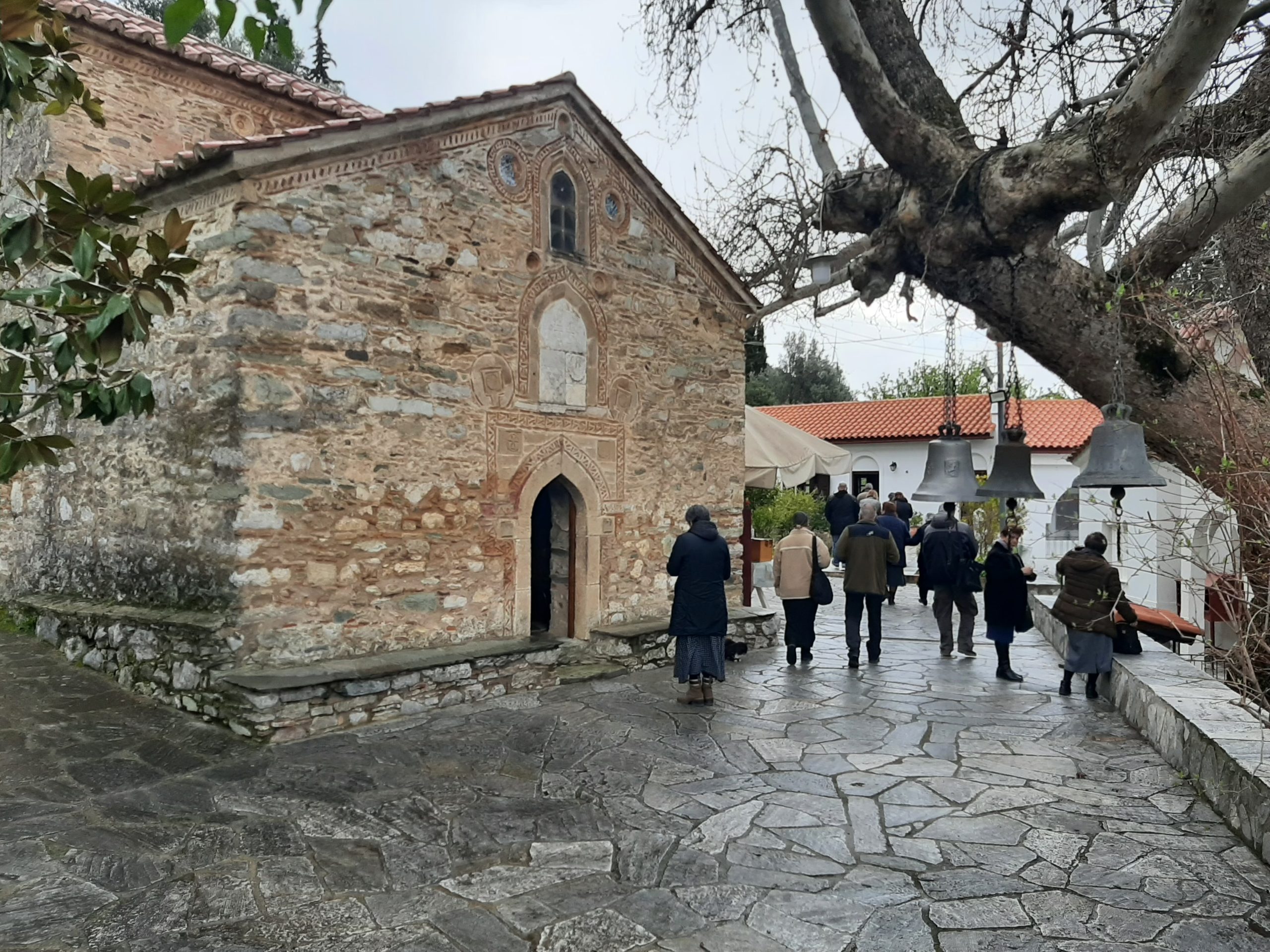 Κεράσματα μετά τη Θεία Λειτουργία σε Ιερά Μονή της Εύβοιας