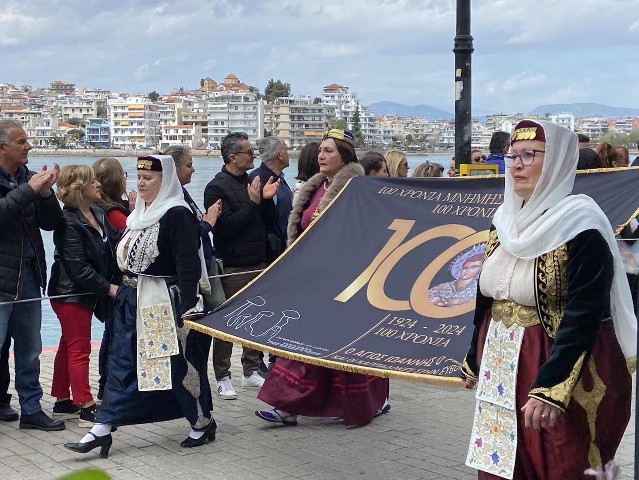 Εύβοια: Ρίγη συγκίνησης! Το λάβαρο με τα 100 χρόνια του Άγιου Ιωάννη του Ρώσου στην παρέλαση (εικόνες)