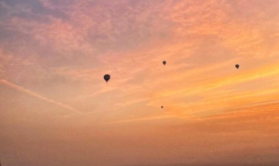 Γέμισε αερόστατα ο ουρανός της Εύβοιας (Εικόνα)