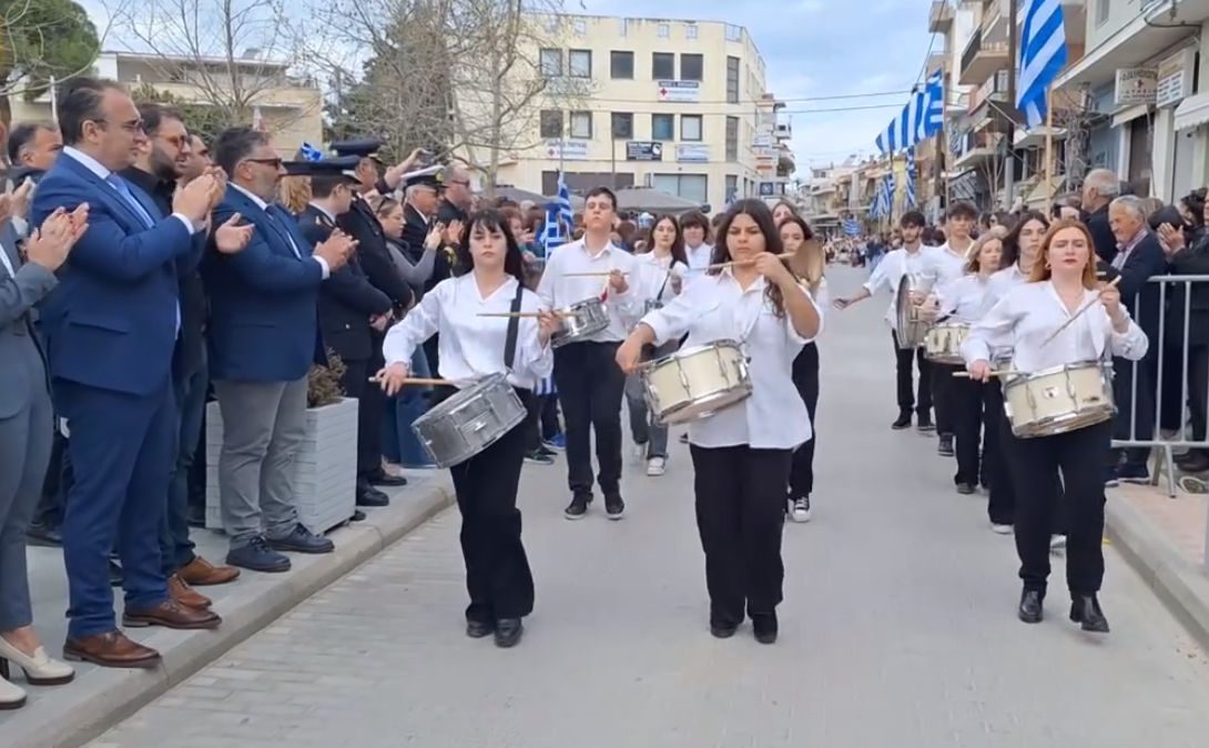 Εύβοια: Συγκίνησαν οι μικροί μαθητές στη παρέλαση στην Ιστιαία (video)