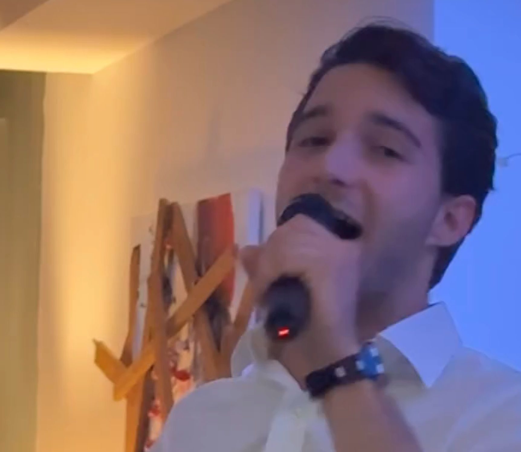 Ο γιος του Κώστα Καραμανλή τραγουδάει Στράτο Διονυσίου (video)